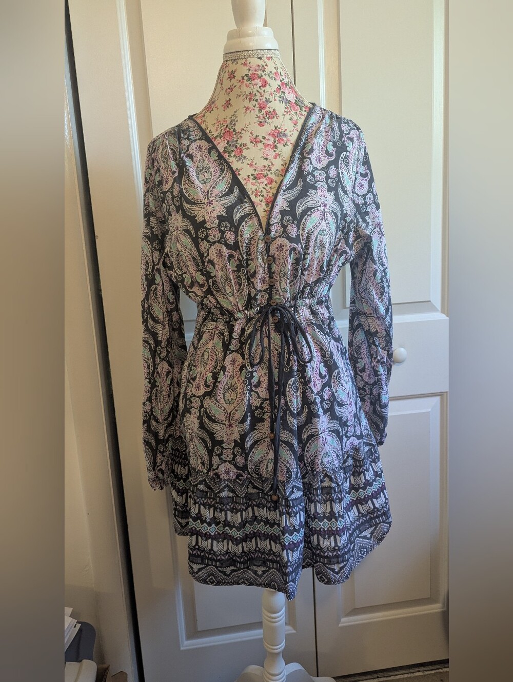 AthletaAthleta Paisley Tunic Dress Cover Up Large V-Neck Tie Waist Long Sleeve